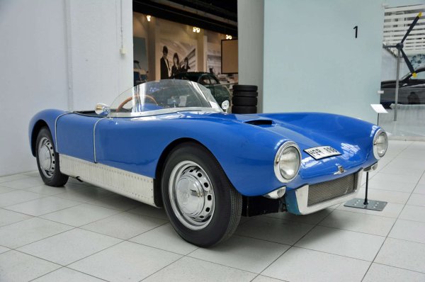 Инженерът на Saab Ролф Мелде (1922-2009) построи първия Sonett в хамбар. Той искаше да създаде лек, прост спортен автомобил, с който шведската компания да се състезава в Европа. Пет допълнителни екземпляра бяха произведени преди Saab да отмени проекта, след като новите разпоредби му позволиха да се конкурира с модифициран сериен автомобил.